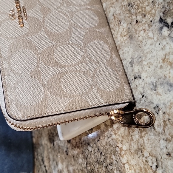 Coach LIKE NEW Long Zip Around Wallet In Signature Canvas - Picture 2 of 8